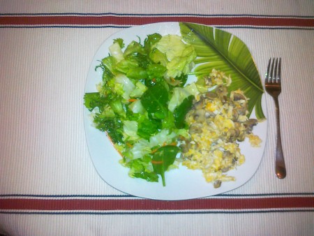 Zeleninový šalát s praženicou so šampiónmi